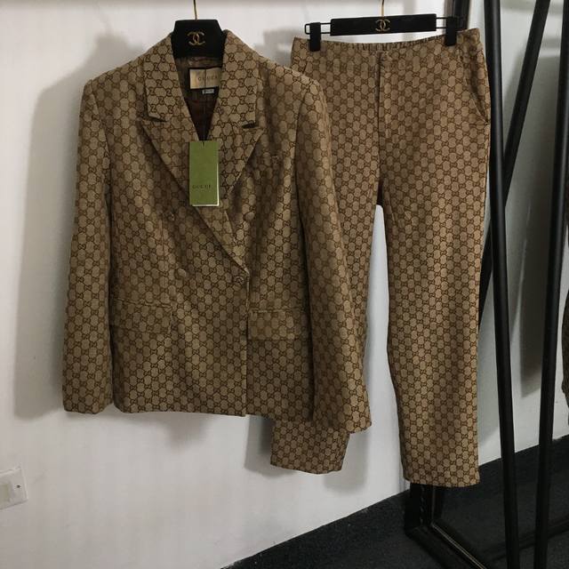 款号 5905 Gucc*新款套装，老花Gg字母提花双排扣修身长袖西装外套+显瘦西裤 长裤，卡其色，S-Xxxl， L码；肩宽41，胸围106，袖长62，衣长6
