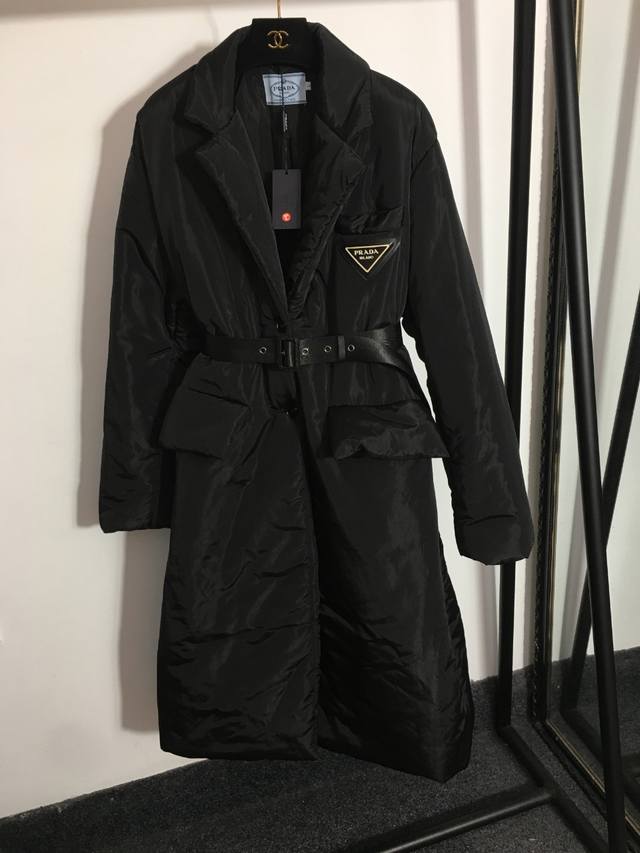 款号 5535 prad*新款 胸前Logo胶皮三角标 腰带收腰翻领长袖面包服 中长款过膝棉服大衣风衣外套，黑色，Sml, L码；肩宽50，胸围132，袖长61