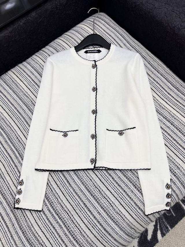 爆款现货 原单品质 Chan*｜25中古系列重工撞色勾边圆领羊绒外套 设计高级又时髦！人头钻扣，1:1订制重工面辅料，增添时尚格调，纯欲系搭配和谐，百搭王炸款