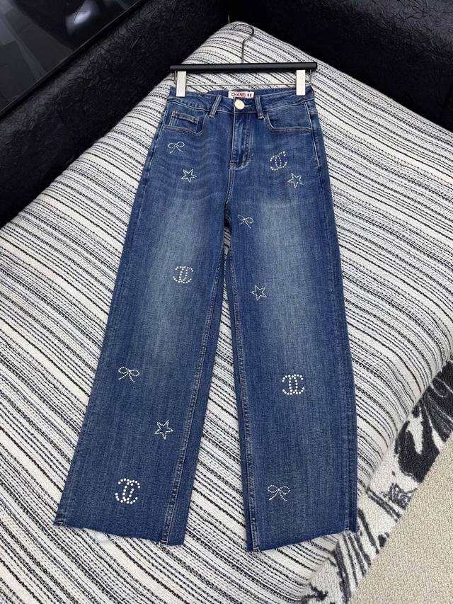 爆款现货 原单品质 Chane*｜25新款中古烫钻牛仔裤 爆单系列款 气质女神必入 重工工艺款 满满的高级感 经典剪裁 拉长身材比例 实力遮肉显瘦！永恒经典是绝