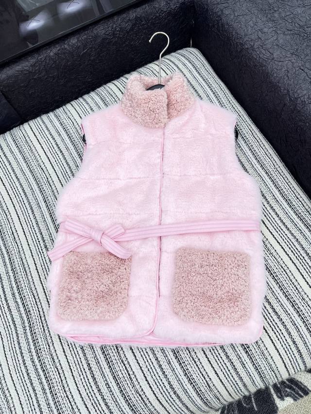 爆款现货 原版定制 Mon*｜25秋冬羚羊卷毛拼接小狐貂羽绒服马甲外套 极简主义设计高级又时髦！气质立领，以经典的版型演绎轻奢风，整体轮廓分明，线条自然，配腰带