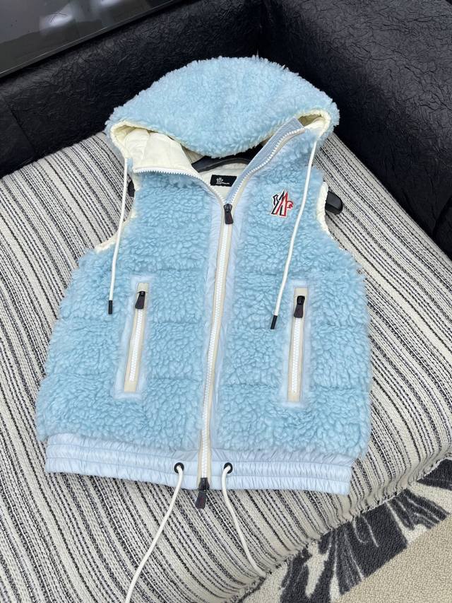 爆款现货 原版定制 Mon*｜25秋冬养羔毛带帽抽绳羽绒服马甲外套 极简主义设计高级又时髦！以经典的版型演绎轻奢风，整体轮廓分明，线条自然，经典色系，奢华高贵，