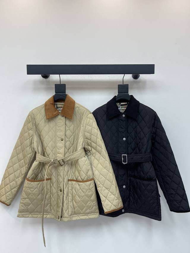 Burberr*25秋冬新款撞色翻领格子棉服外套，经典的绗缝设计，瞬间成为街头焦点那精致的菱格纹路，每一道都诉说着品牌的百年底蕴，仿佛把英伦的优雅与浪漫穿在了身