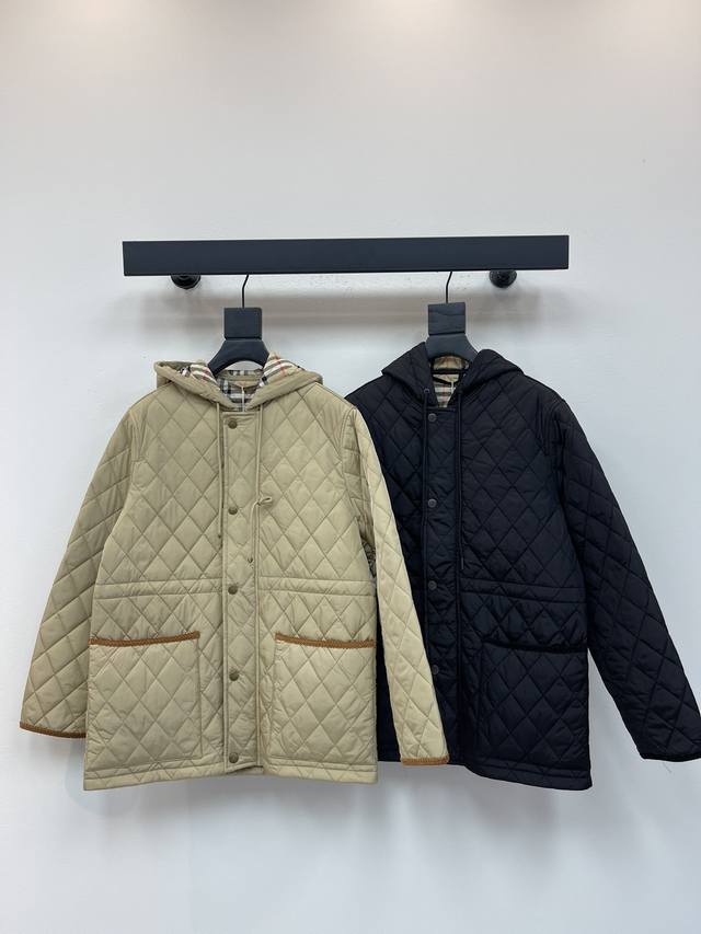 Burberr*25秋冬新款格子连帽棉服外套 集保暖舒适与时髦穿搭为一体！ 内里格子的小心机设计。 连帽 造型多样化，让人爱不惜手。 全部采用元版磨具格子来完成