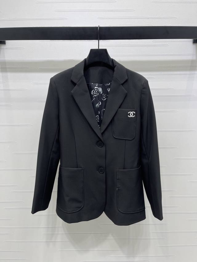 上新原单高端品质 Chane* 2025早秋最新系列！刺绣徽标西装廓形外套！定制进口西装材质 质感上乘 光泽舒适 裁剪垂顺流畅 垫肩西装搭配枪驳式翻领 后腰立体