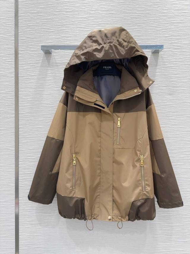 prad* 2025Fw橱窗最新外套 出货即爆单 结合工装与风衣的碰撞设计 定制进口密度进口面料 特殊材质有肌理感 每个小细节都非常注重 恰到好处的高级感 立体