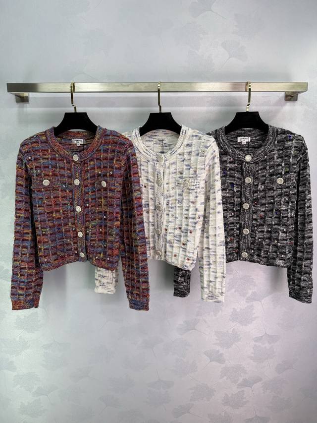 Ch*2025早秋新款格纹针织开衫 圆领设计配彩色水钻装饰 精致格纹编织面料 搭配珍珠纽扣优雅大方 面料采用混纺纱线工艺 柔软舒适 常规版型 上身效果极佳 日常