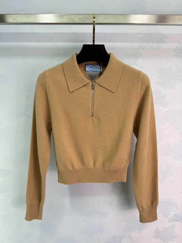 pr*25早秋新款翻领半拉链针织长袖 背后Logo镂空设计亮点 若隐若现低调性感 为简易穿搭增添活泼气息 无需刻意加饰 即可彰显典雅高级的品牌调性 常规版型 显