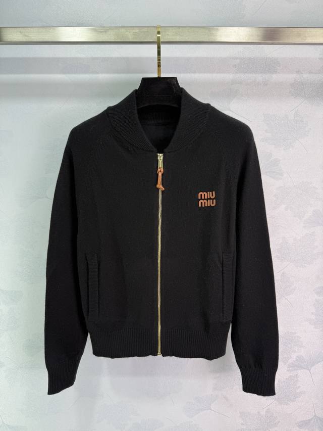 Miu*25早秋新款针织立领开衫 插肩袖设计 字母Logo装饰 Yb字母Logo金属拉链 两口袋装饰字母Logo拉链点缀 高级时髦百搭 1色3码Sml。T226