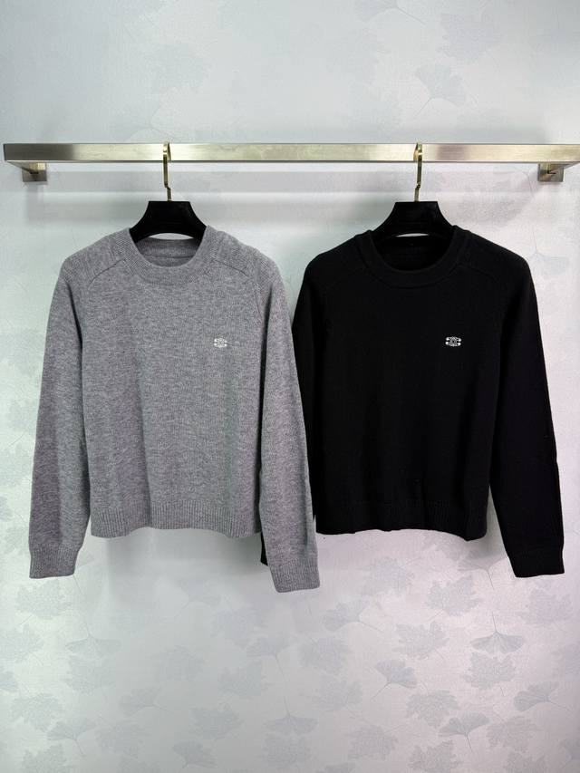 Ce*25早秋新款针织圆领套头长袖 经典撞色刺绣Logo字母工艺 常规版型上身非常显瘦 经典百搭不过时 2色3码Sml。T226B.