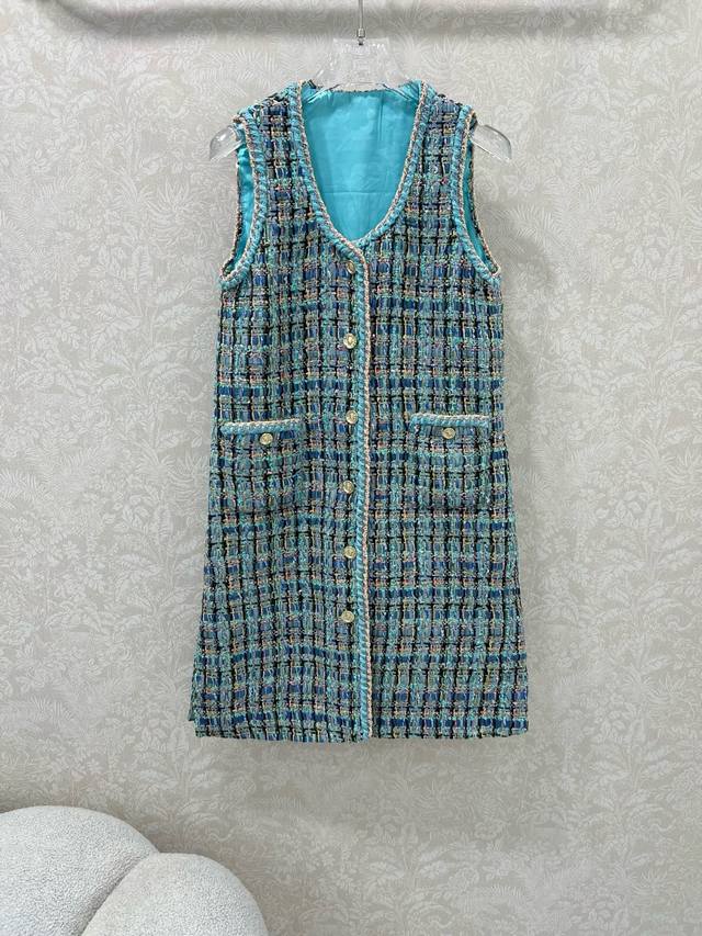 Chan*L粗纺捆边洋装背心裙 跑量版本出货啦 精致优雅 孔雀蓝配色素颜也很美 肌理明显 毛料肉眼可见 质感上乘 粗花格纹毛呢面料打造名媛风典范 前襟单排重工印