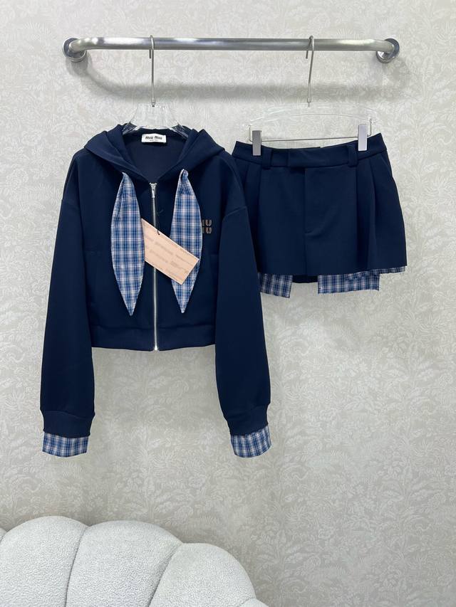 Miumi*25新款气质假两件设计拼色卫衣套装！复古风甜妹减龄运动少女连帽外套搭配超短半裙一套上身绝绝子！定制进口纯棉面料质感超赞。可甜可盐气质减龄少女风百搭不