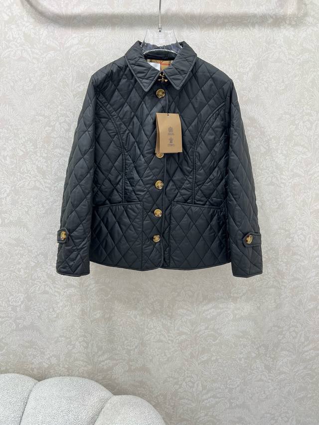 Burber*Y25新款菱形绗缝夹棉外套 低调又时髦内衬Vintage 复古格纹。进口机压线格工艺，原版对格立体剪裁，经典H微收腰版型演绎秋冬叠搭造型保暖神器！