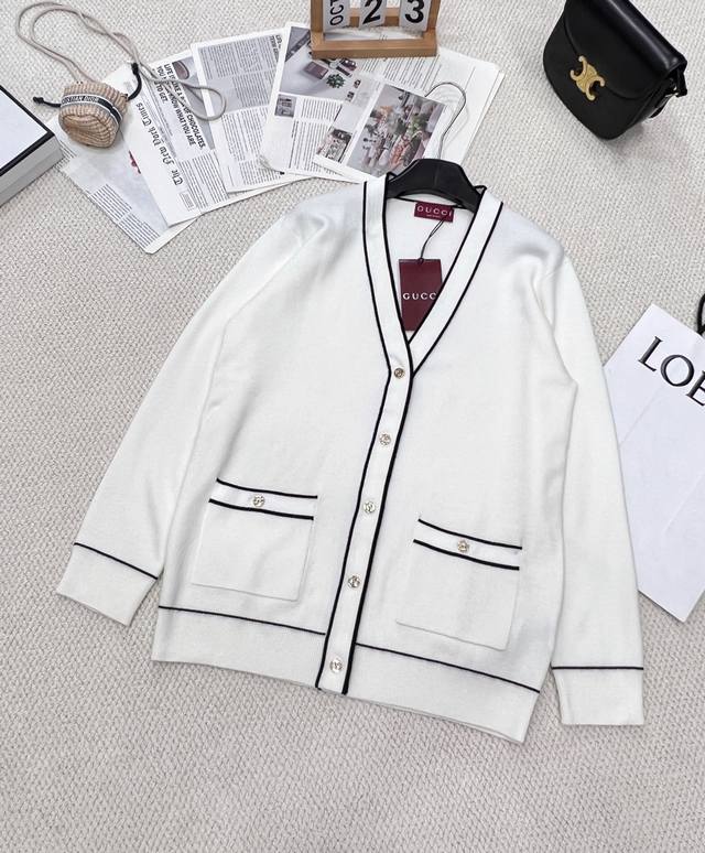 Gucci2025新款V领针织开衫，定制Yb羊毛纱线织造 质感高级 舒适柔软 V领针织开衫剪裁 密实针织御寒防风 整体纯净素色打底 以黑色条纹勾勒前襟袖口领口和