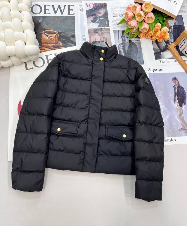 Moncler2025新款立翻领羽绒棉服外套，定制Yb进口防风环保再生尼龙材质 其工艺还原 升级材质 具备尼龙的防水防风御寒功能 羽绒棉填充内里 整件轻盈保暖