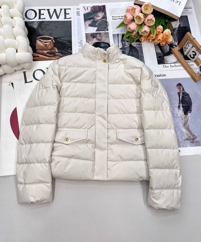 Moncler2025新款立翻领羽绒棉服外套，定制Yb进口防风环保再生尼龙材质 其工艺还原 升级材质 具备尼龙的防水防风御寒功能 羽绒棉填充内里 整件轻盈保暖