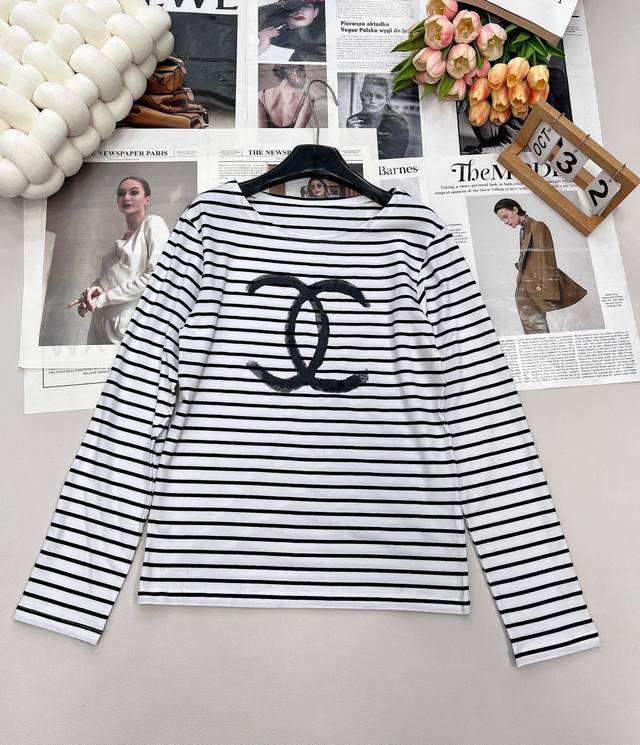 Chanel2025新款宽松条纹长袖上衣，定制Yb斜纹全棉材质 质感光泽 弹力十足 平口一字圆领长袖上衣裁剪 通体黑白条纹交替 百搭耐看 胸前标志性字母徽标装饰