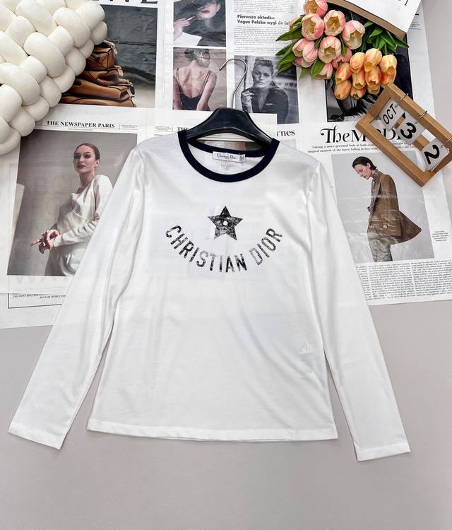 Dior2025新款圆领做旧字母长袖上衣，定制Yb斜纹全棉材质 质感舒适 弹力好穿 圆领长袖上衣裁剪 胸前点缀完整字母徽标和五角星图案Cd装饰 磨花做旧增添俏皮
