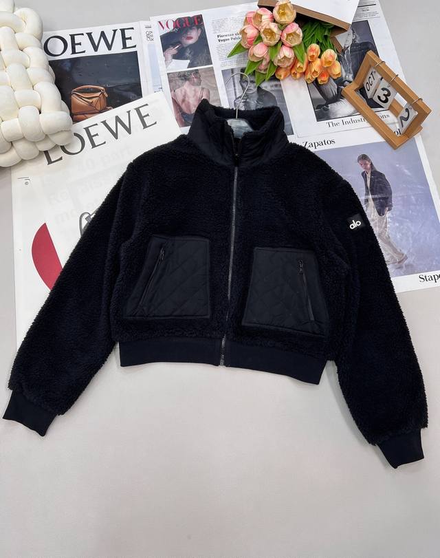 Alo25Fw早秋新款颗粒绒泰迪羊羔毛拼接外套来啦！独家高版出品，堪称冬日时髦精的宠儿，更是极具性价比的选择。甄选环保羊羔毛材质，蓄温性和时髦度双双在线。大颗粒