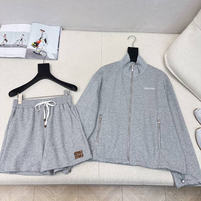 时髦达人一套搭配 Miu 25Ss 秋冬最新款字母图案刺绣装饰套装 立领宽松廓形拉链外套+松紧腰短裤 懒人一套搭配 日常出街太需要了 非常好穿 运动休闲必备 可