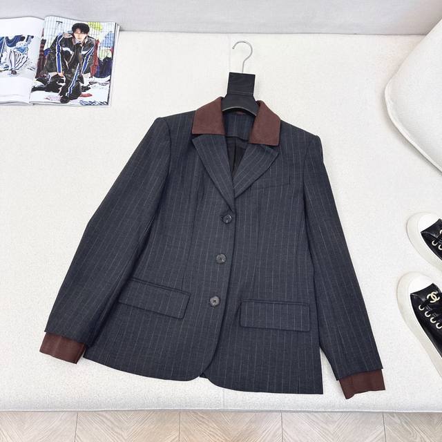 减龄缪式穿搭 Miu 25Ss 秋冬最新款假两件设计可拆卸针织领条纹西装外套缪式时髦 自上而下利落有型 整个版型剪裁不挑人 非常藏肉 对身材没有限制 小个子也能