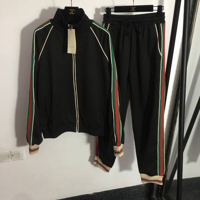 款号 6460 Gucc*新款运动套装 G家字母暗纹提花 条纹织带拼边 立领长袖拉链外套+松紧腰休闲卫裤，黑色，Sml， M码；胸围120，袖长71，衣长60；