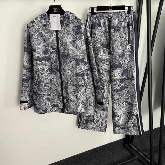 款号20255280 Dio*新款套装，动物森林印花 魔术贴袖口长袖连帽冲锋衣拉链风衣外套+松紧腰休闲长裤，蓝色，Sml， M码；肩宽47，胸围116，袖长57