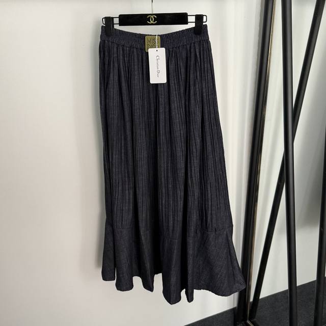 款号20255271 Dio*新款 Miss金属Logo装饰 百褶牛仔半裙，蓝色，S-Xl， M码；腰围64弹力，长90；重量：0.470Kg .
