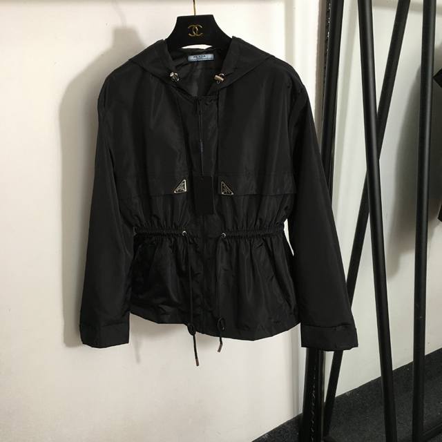 款号 5122 prad*新款 三角标装饰 抽绳收腰长袖连帽冲锋衣 拉链风衣外套，黑色，Sml， M码；肩宽49，胸围104，袖长59，衣长63 .