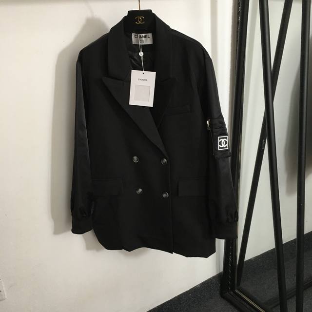 款号 5499 Chane*新款 中古小香 Logo胶印 袖子拉链口袋设计 双排扣长袖西装外套，黑色，Sml， M码；肩宽49，胸围126，袖长61，衣长77