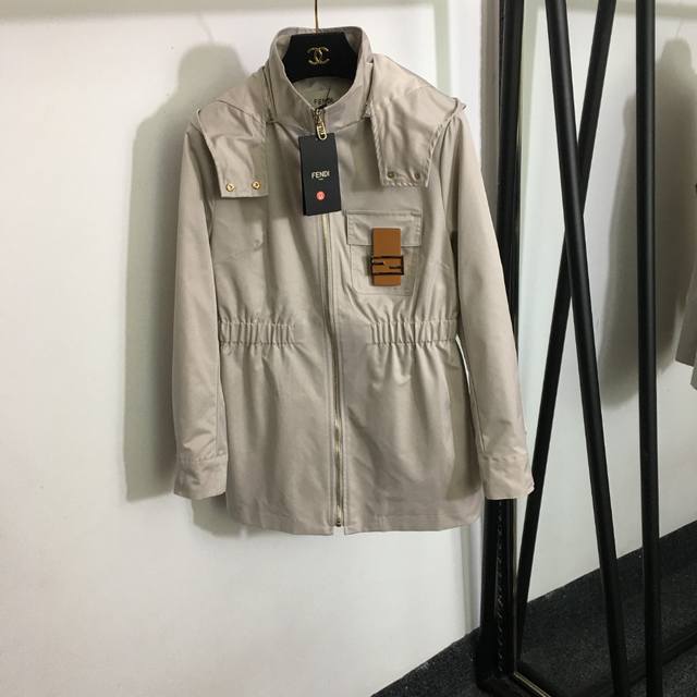 款号 6785 Fend*新款 皮扣工装口袋 腰部松紧收腰长袖连帽风衣 拉链外套，米白色，Sml， M码；肩宽39，胸围94，袖长56，衣长69 .