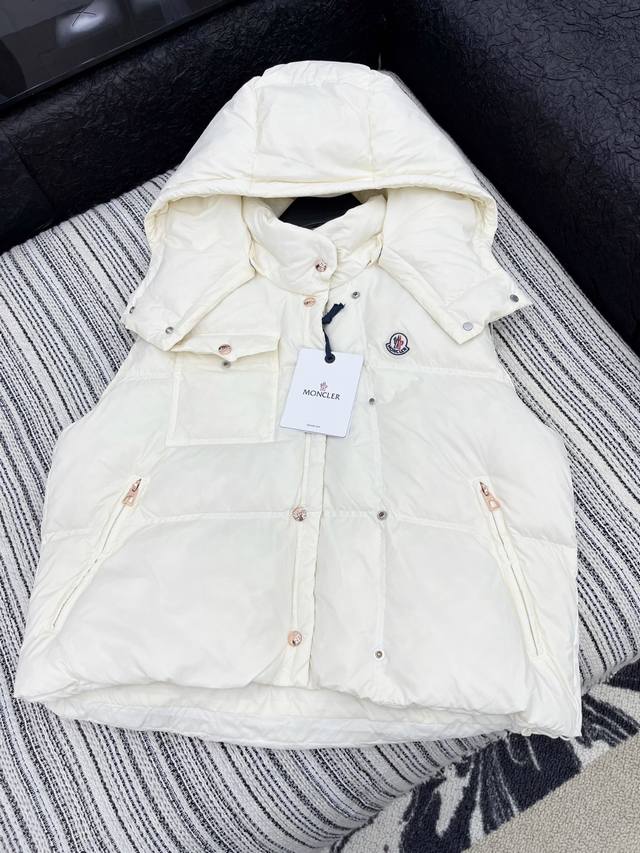 爆款现货 原单品质 Mon*｜25秋冬新品羽绒服马甲外套 面包服设计 90鹅绒 大工厂p订制压线设计！ 云朵般柔软的舒适感Yyds！ 可甜可盐气质少女风！ 专属
