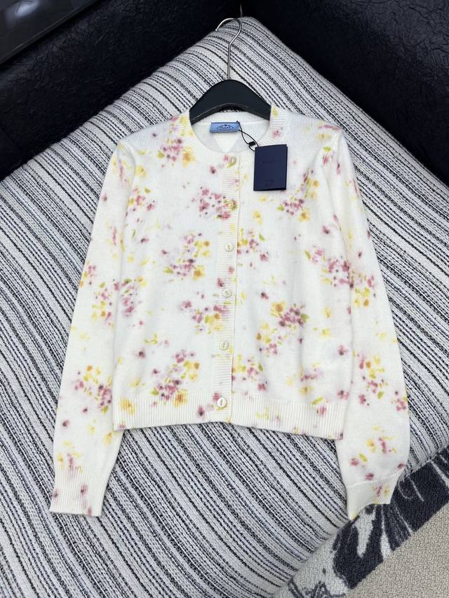 爆款现货 原版定制 prad*｜ 2025Fw早秋新款印花圆领羊毛针织开衫 这款简直就是凹造型神器！度假必备的单品！俏皮时尚 随意上身都是Ins博主风 轻轻松松