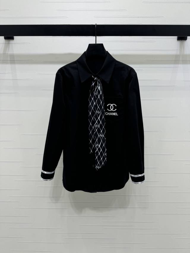 上新原单高端品质 Chane* 2025早秋最新系列！丝巾口袋衬衣！定制斜纹全棉材质 质感舒适细腻 透气十足 常规翻领衬衫版型 裁剪利落修身 通体素色百搭耐看