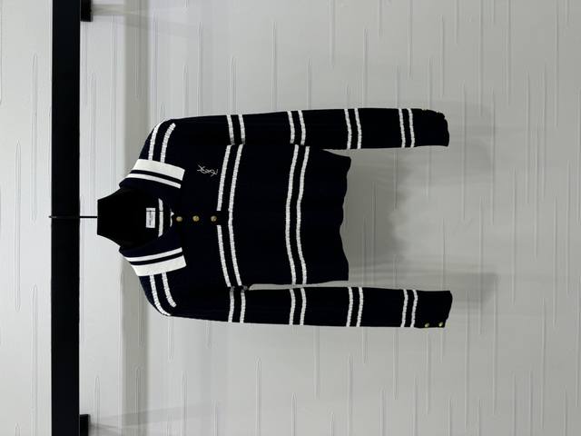 上新原单高端品质 Ysl* 2025早秋最新系列！翻领条纹针织长袖上衣！定制丝毛针织材质 质感上乘 翻领长袖剪裁 成衣以螺纹包边收窄 绞花编织肌理两色条纹交叉