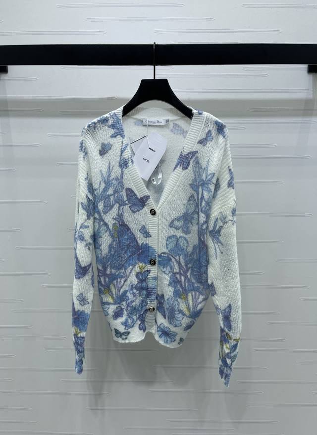 上新原单高端品质 Dio* 2025早秋最新系列！蝴蝶印花针织V领长袖开衫！定制进口羊毛针织纱线混纺 质感舒适高级 通体大身撞色蝴蝶印花设计 定制前襟纽扣调节