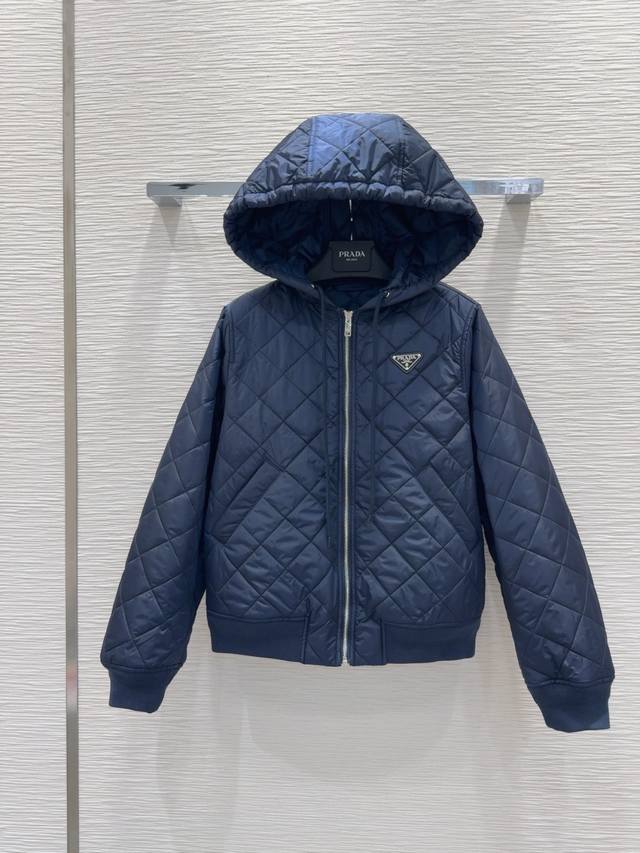 prad* 2025Fw新款夹棉外套 高定出品 时髦精必入 这穿搭的功能特别强大 随意打造显高显瘦的上身效果，美式高街帅气随性气质！强烈推荐自留款 进口面料质感