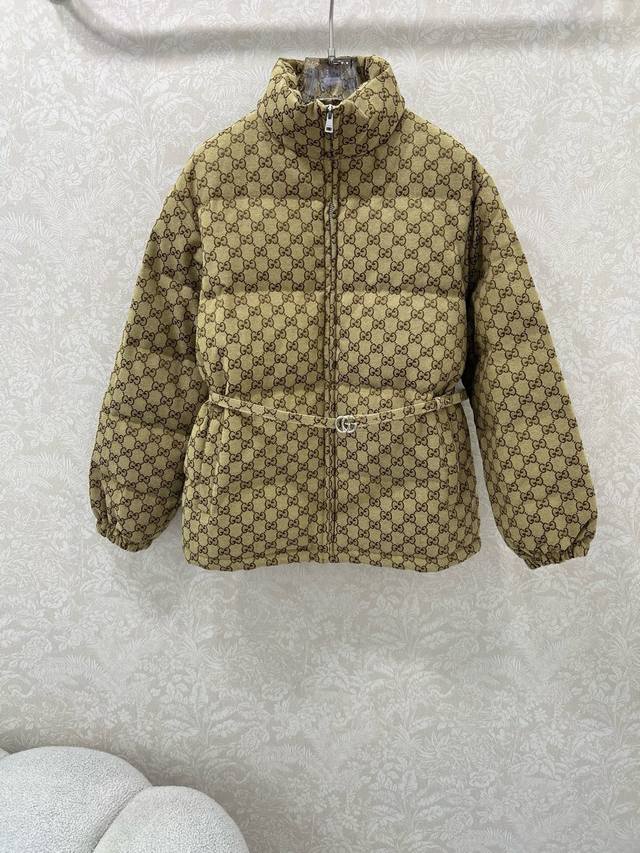Gucc*25新款羽绒服 经典重现 90白鹅绒 Gg提花系列双面棉服外套 立领H版本 配定制腰带可收腰 都穿出不同风格 满Logo印花 打造视觉层次感另 穿出利