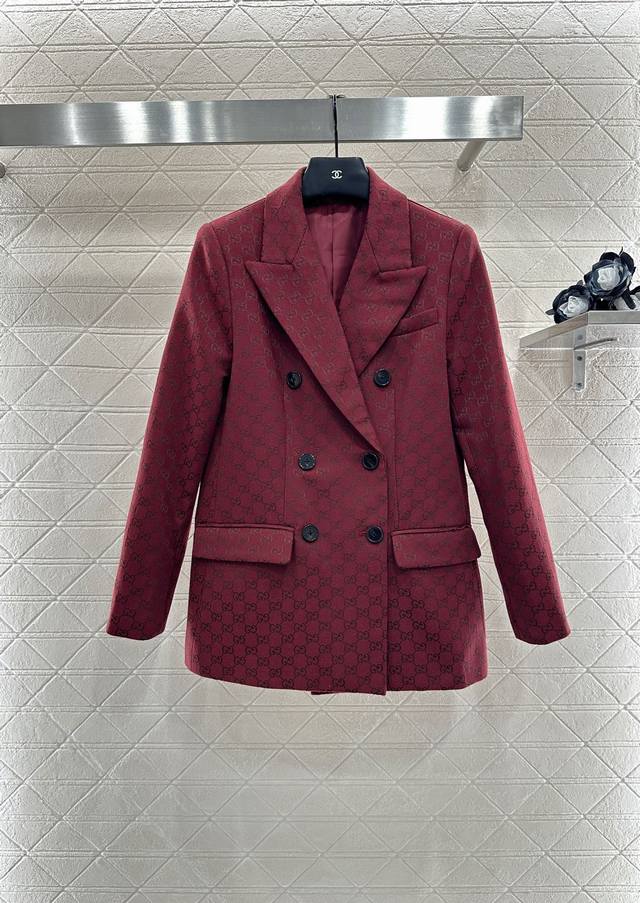 Gucc*2025新品上架 翻领双排扣西装长裤套装 定制Yb进口提花材质 质感高级 舒适挺括 翻领西装外套长裤套装 成衣以老钱感满满的双G字母徽标提花作为设计亮