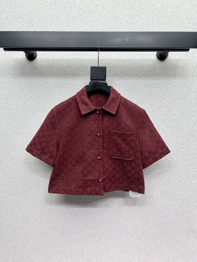 G家一系列经典红色提花短袖开衫外套 非常高级的进口高密度质地 满身提花面料 仔细看细节 上身非常飒 干净有品 提气质~~完全按照高定成衣水准 无法不爱 气质Mm