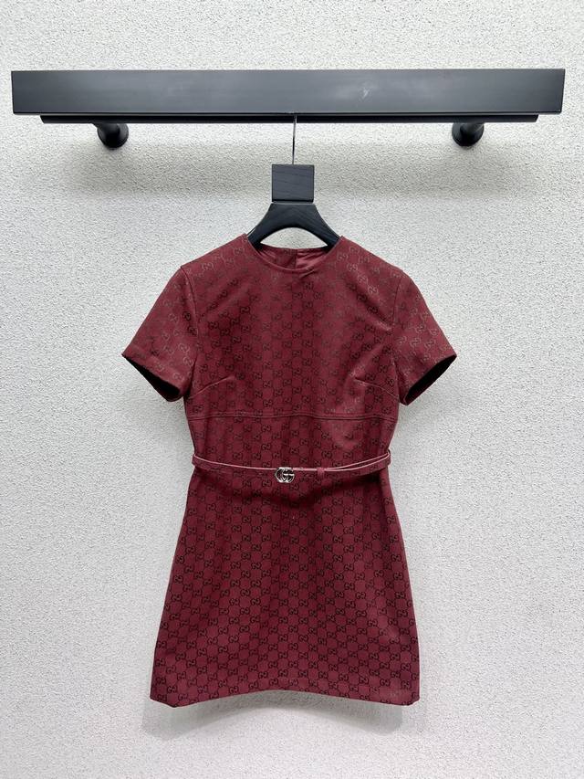 G家一系列经典红色提花连衣裙 非常高级的进口高密度质地 满身提花面料 仔细看细节 上身非常飒 干净有品 提气质~~完全按照高定成衣水准 无法不爱 气质Mm必入单