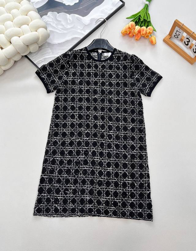 Dior经典藤格纹粗花短袖连衣，这款藤格纹粗花短袖连衣裙绝对不容错过。完美融合了Dior品牌的经典元素与现代时尚理念。 这款连衣裙，藤格纹以精致的方式呈现，线条