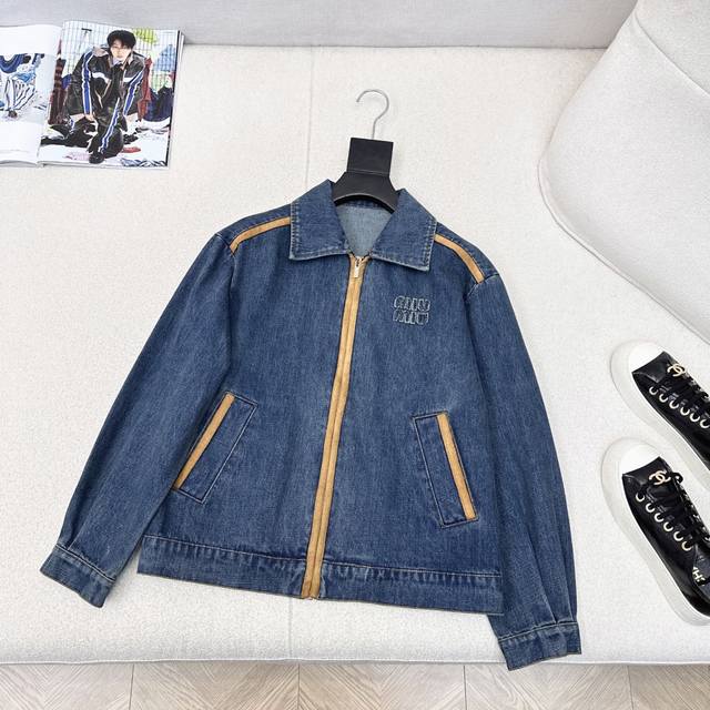 独家首发 Miu 25Ss 早秋最新款拼皮装饰牛仔一系列落肩夹克外套+长裤 今年新元素风向 帅到炸裂的牛仔面料拼接咖色皮边 上身既帅气又很飒姐 定位的徽标字母贴