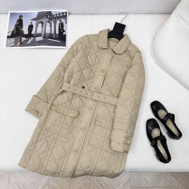 Cd 25Ss 秋冬最新款戴妃藤格纹衍缝夹棉翻领长款外套 减龄少女气质 H长款版型搭配腰带设计 帅气又时髦 完美演绎摩登高级的气质女神 进口记忆尼龙面料夹棉 质