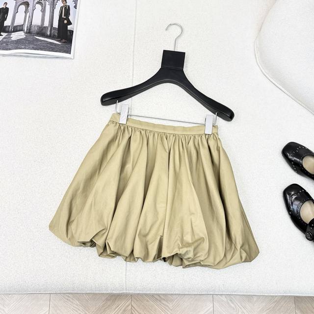 迪丽热巴同款 Cd 25Ss 秋冬最新款立体花苞半裙本季必入的百搭单品 ～ 超级时髦超级减龄 上身就会爱上 无论什么搭配都瞬间乖巧时髦 无敌显大长腿 版型很显瘦