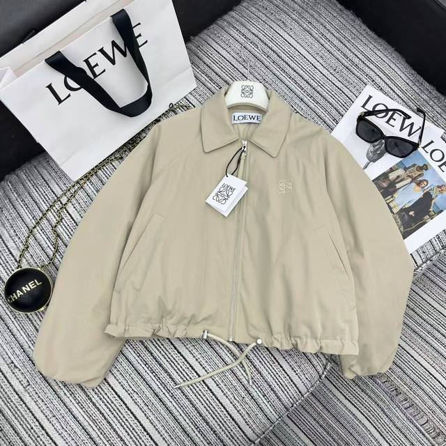 独家首发强烈推荐 25年早秋冬系列 Loe*新款风衣短款羽绒服翻领外套 下摆抽绳设计 刺绣Logo点缀 轻盈饱满 90白鹅绒填充 高端品质 2色Sml 跑量.
