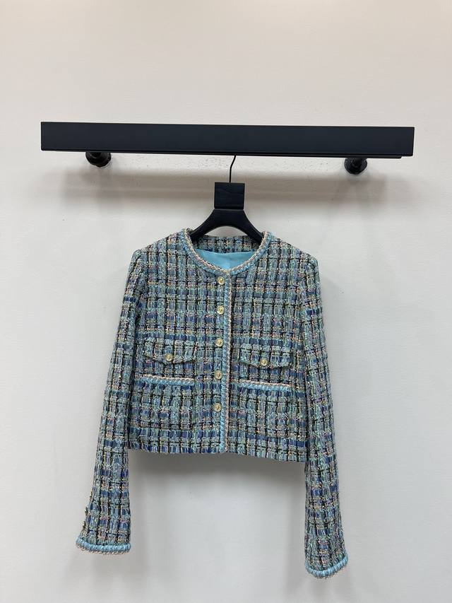 Chane*25新款高级重工孔雀蓝外套蓝绿色粗花呢编织面料上身舒适轻盈 高级奢华经典H版型 搭配圆领单排扣设计 两侧饰有双口袋配以复古狮子头金属扣装饰颜色很亮眼