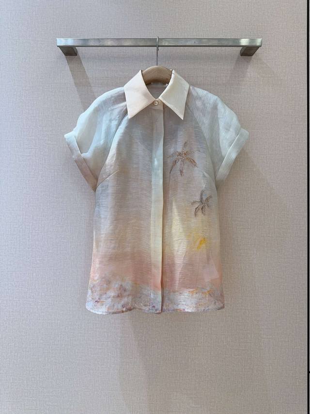 Zimmerm*A*N*N 修身版型女士衬衫上衣 这款番石榴色海景图案修身版型女士衬衫上衣， 选用桑蚕丝亚麻欧根纱面料制成，运用短袖剪裁，并配以卷边袖口，搭配经