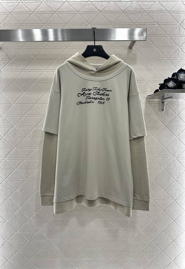 Acne Studio*2025新品上架 假两件连帽卫衣 定制Yb斜纹全棉材质 舒适软糯 穿搭洋气 内里连帽卫衣外接同色系廓形短袖 在领口袖口处的立体边界线 打