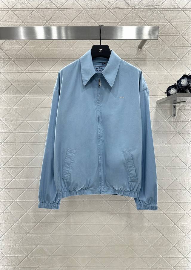 prad*2025新品上架 拉链夹克外套 定制Yb斜纹全棉材质 质感细腻 穿搭透气舒适 翻领拉链外套 大身素色简约百搭 前襟拉链 配合对称拉链口袋装饰 层次丰富